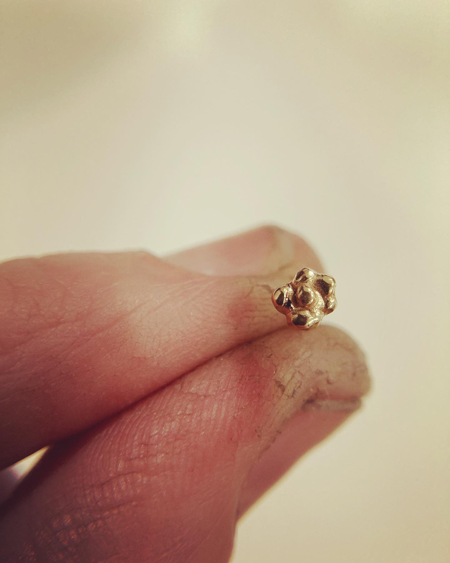 DAISY BLOB STUDS